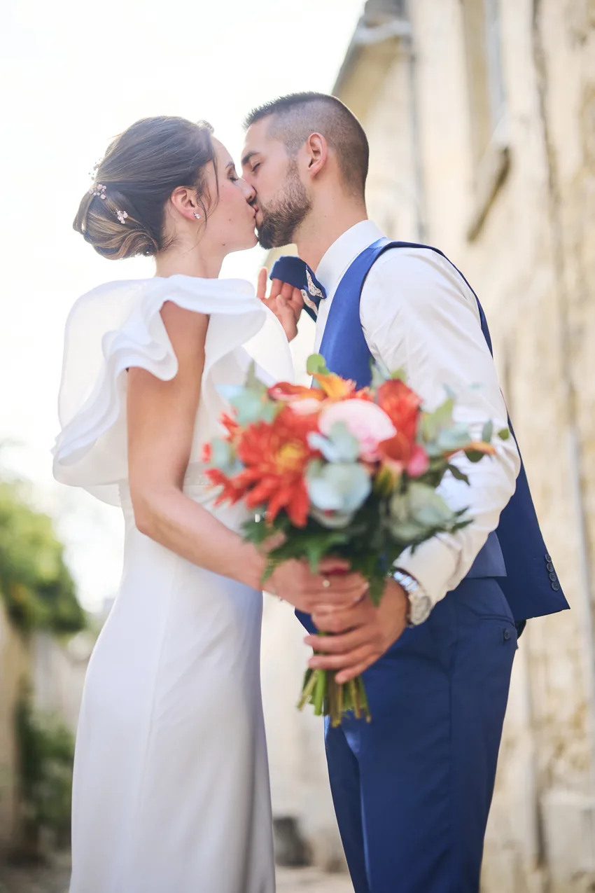 Baiser dans une ruelle, bouquet coloré au premier plan