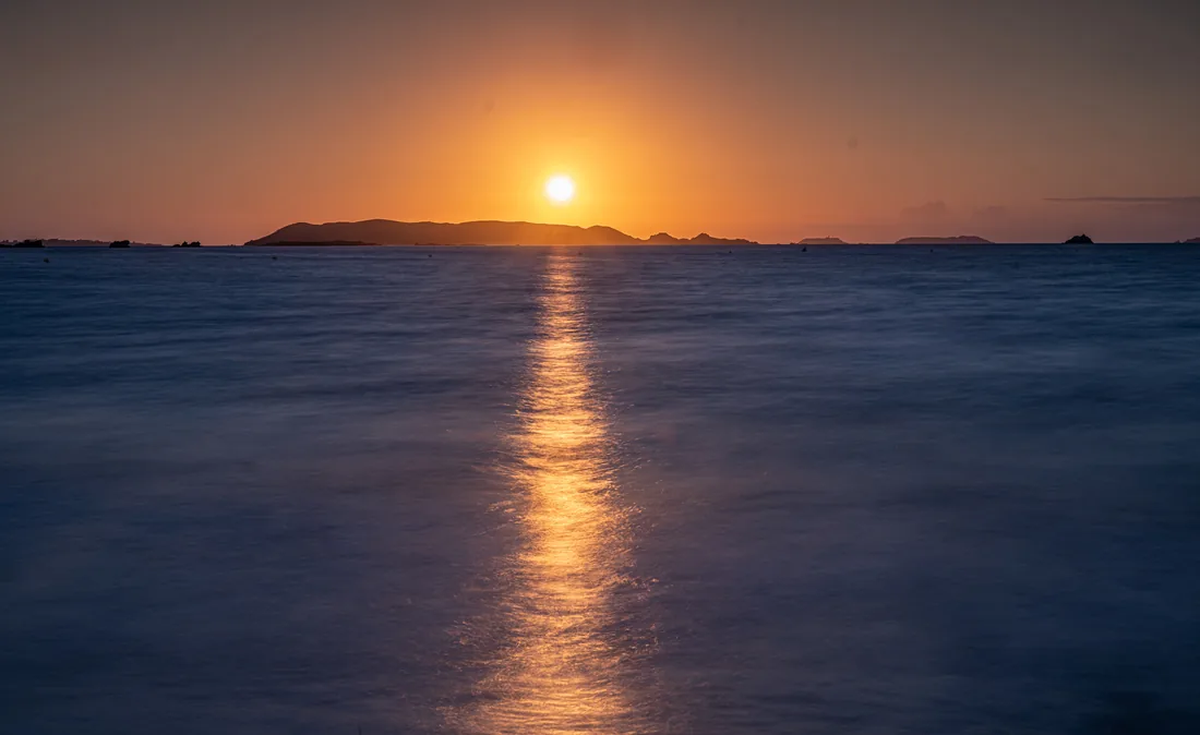 Coucher de soleil sur l'archipel, reflet doré