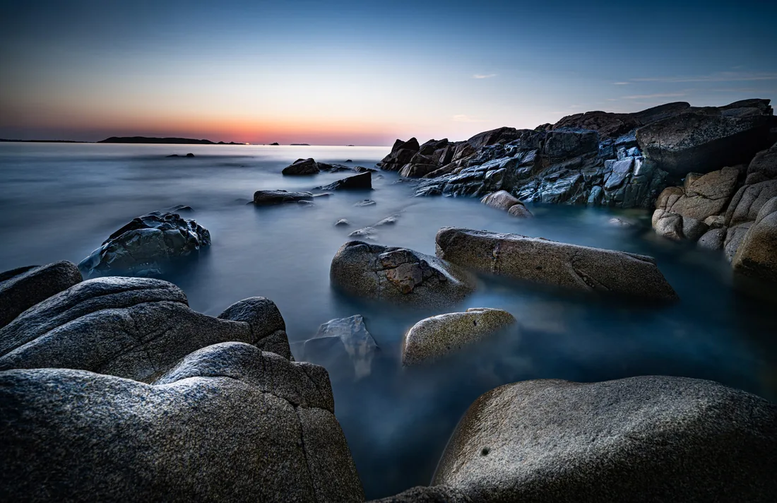 Littoral rocheux au crépuscule, ambiance sereine