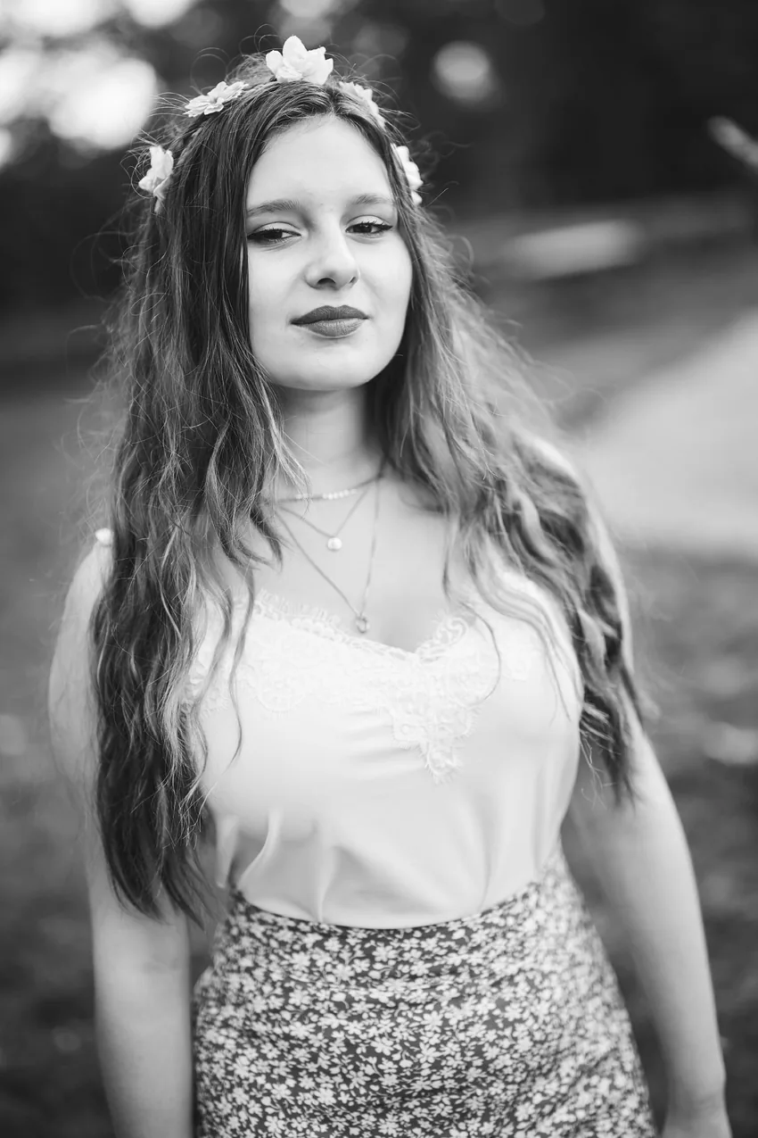 Portrait noir et blanc, couronne de fleurs
