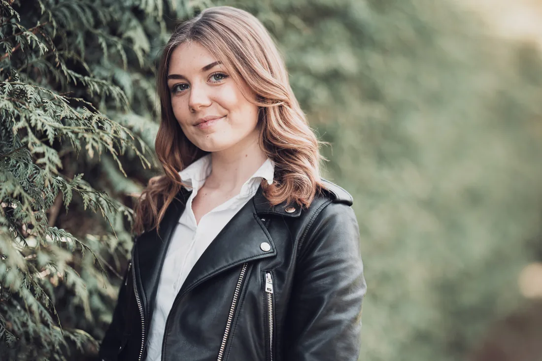 Portrait en veste de cuir, séance extérieure