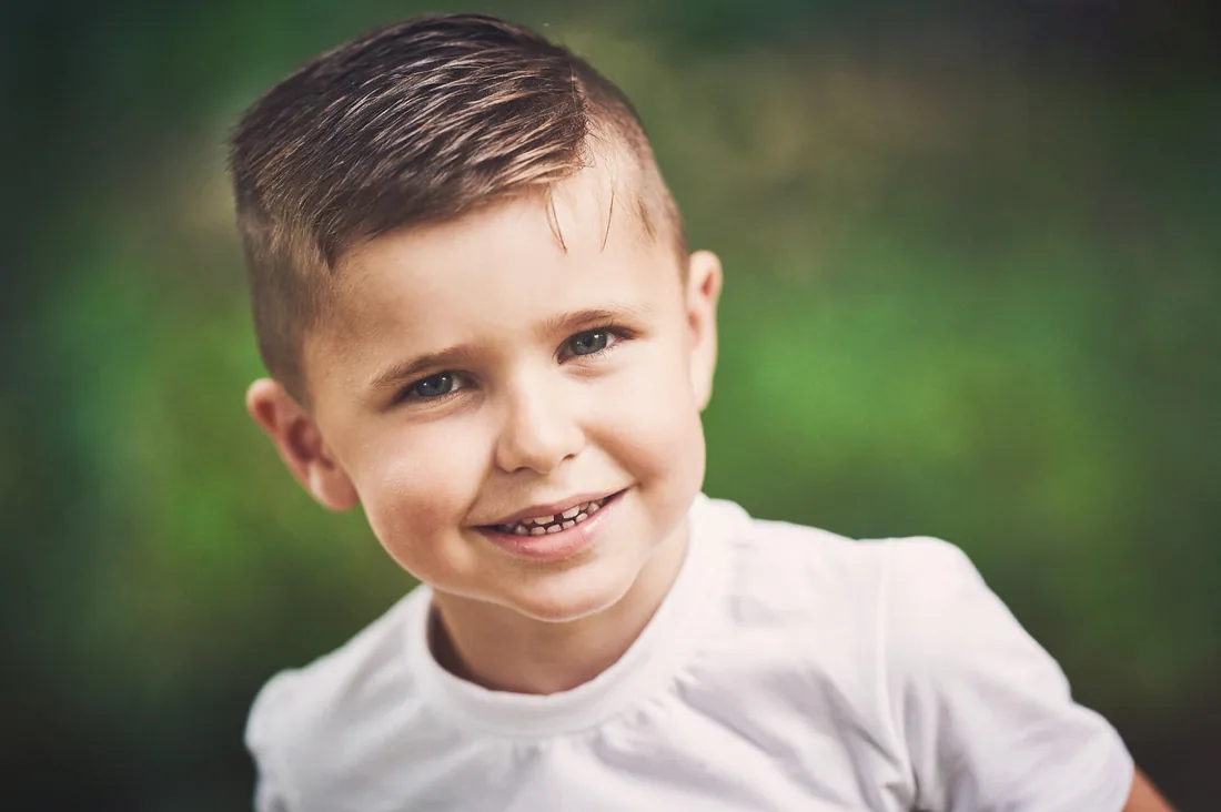 Portrait d'enfant, regard lumineux
