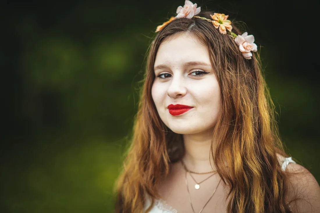 Portrait romantique, couronne de fleurs