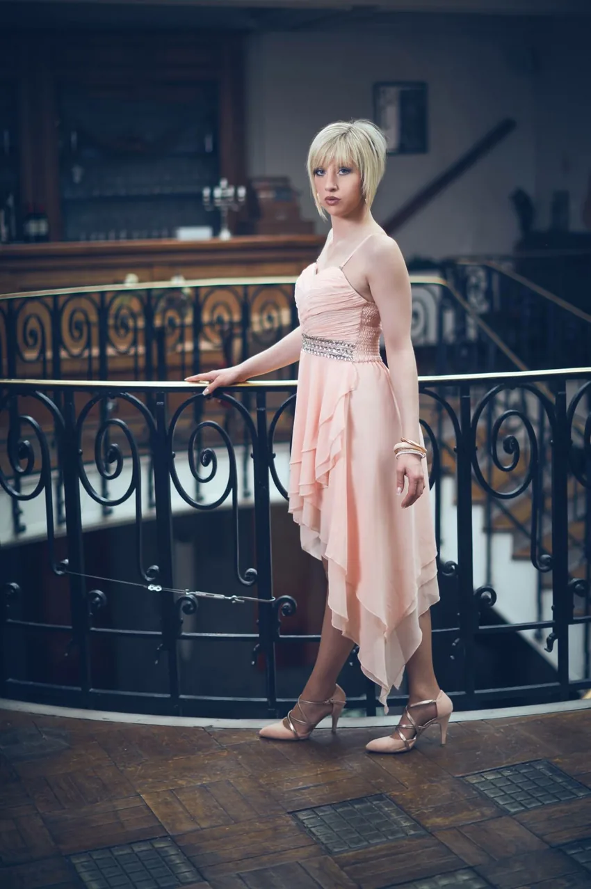 Portrait romantique, escalier extérieur