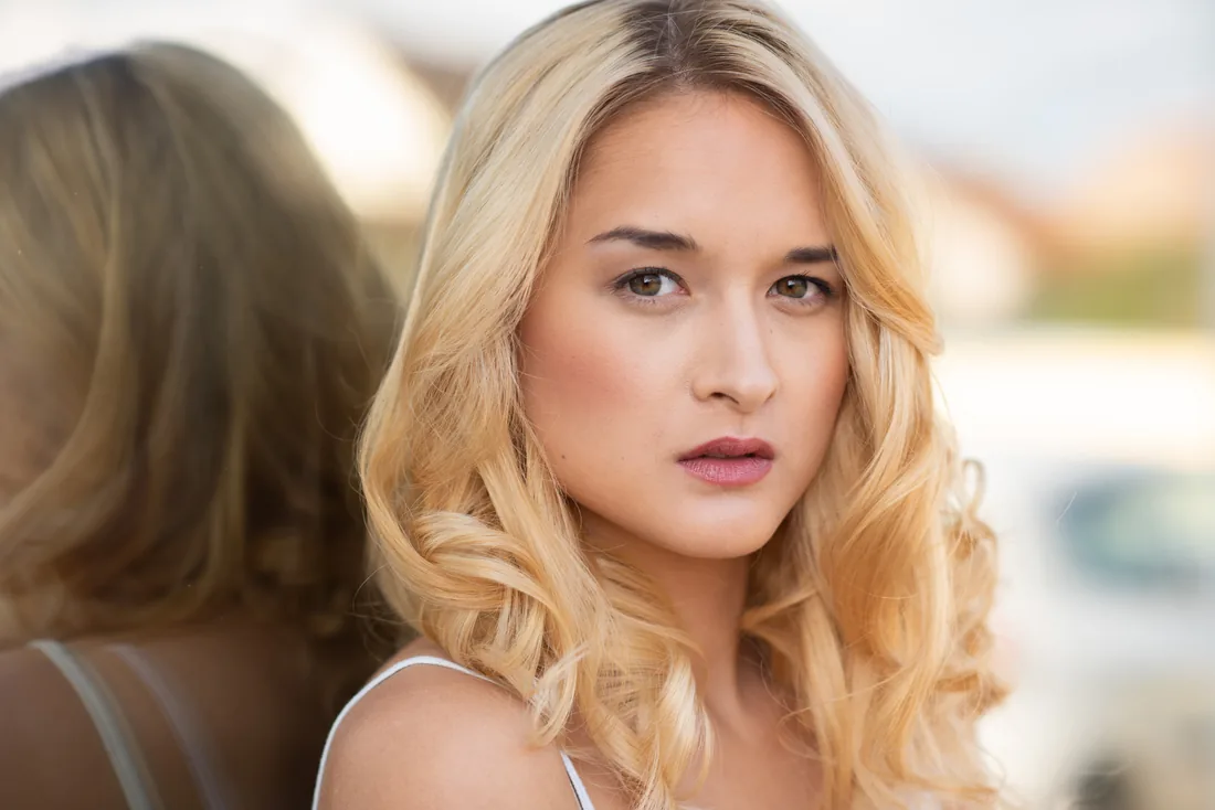 Portrait blond, profil lumineux