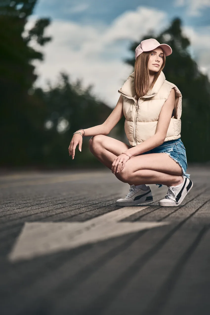 Portrait urbain, pose accroupie
