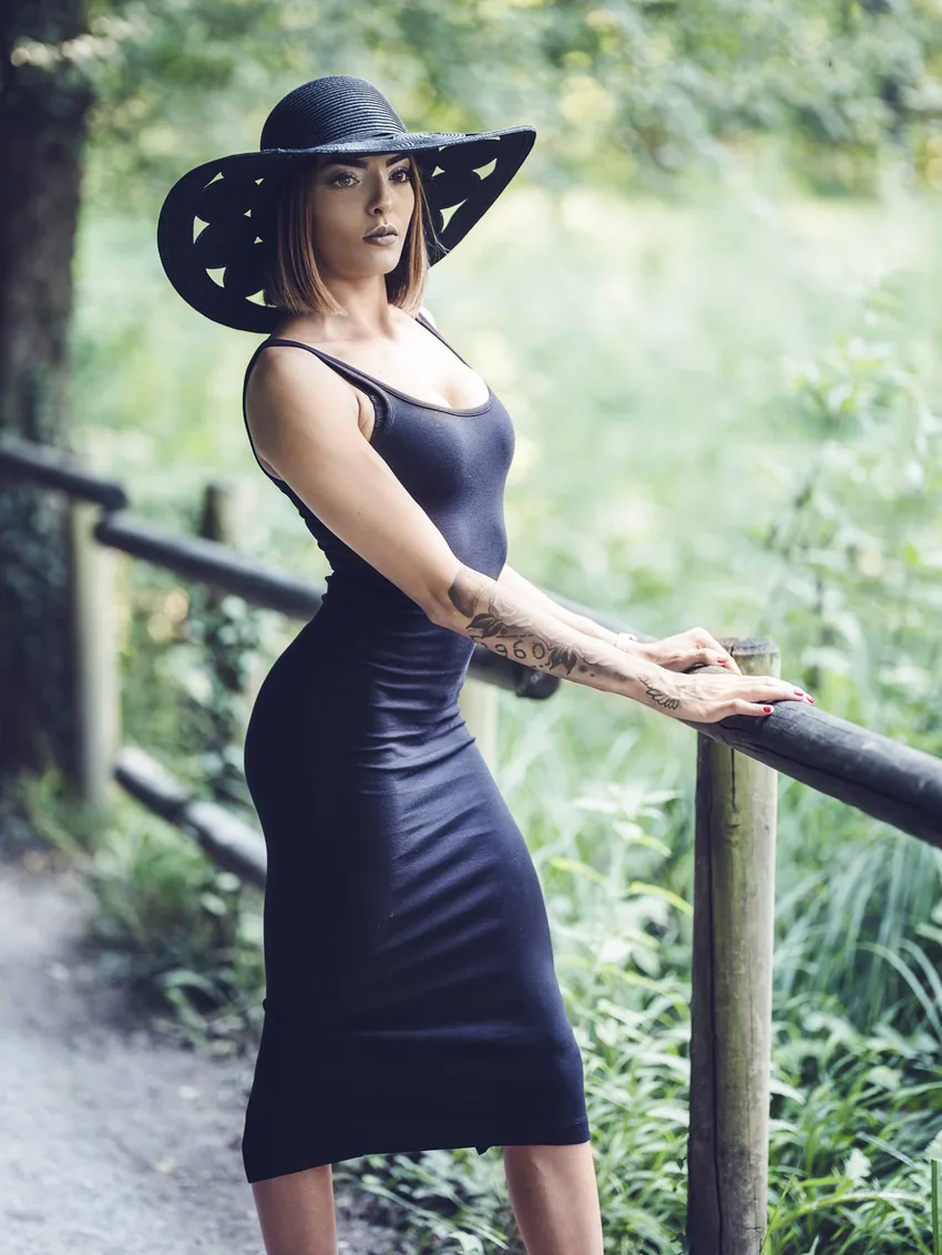 Portrait élégant, chapeau et robe noire