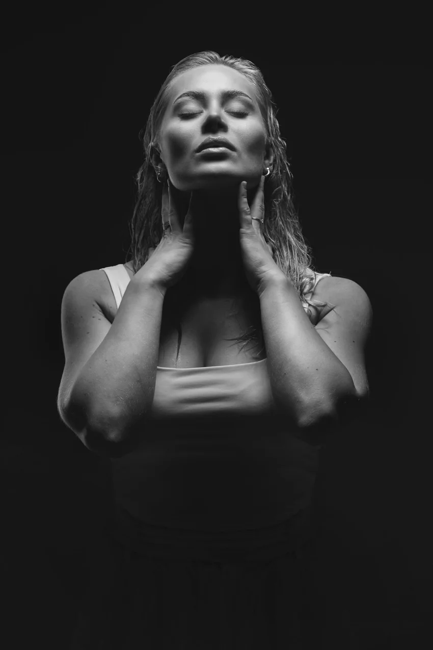 Portrait sensuel, cheveux mouillés