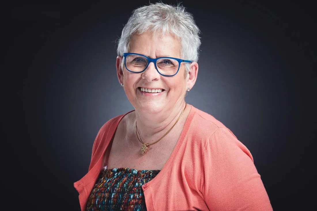 Portrait chaleureux, sourire et lunettes bleues