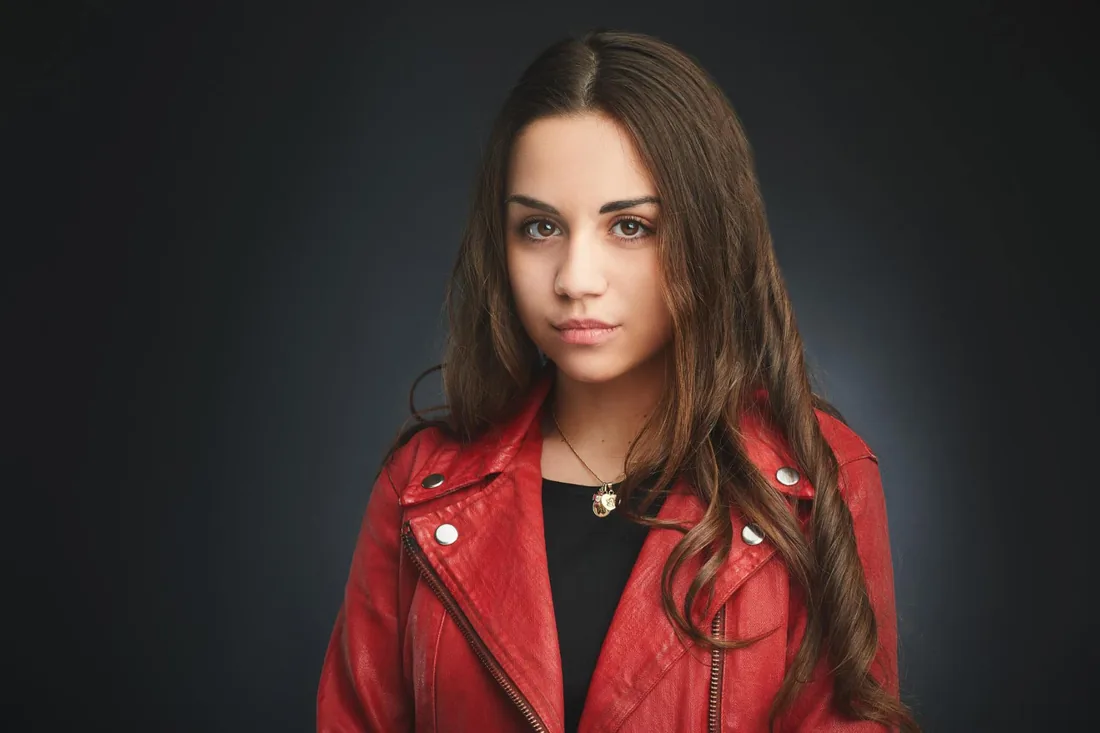 Portrait brune, veste cuir rouge