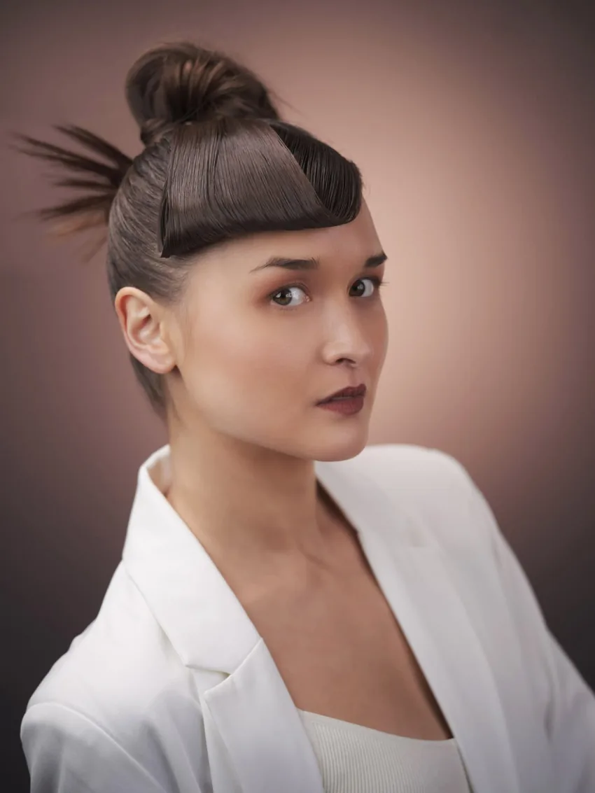 Portrait brune, blazer blanc