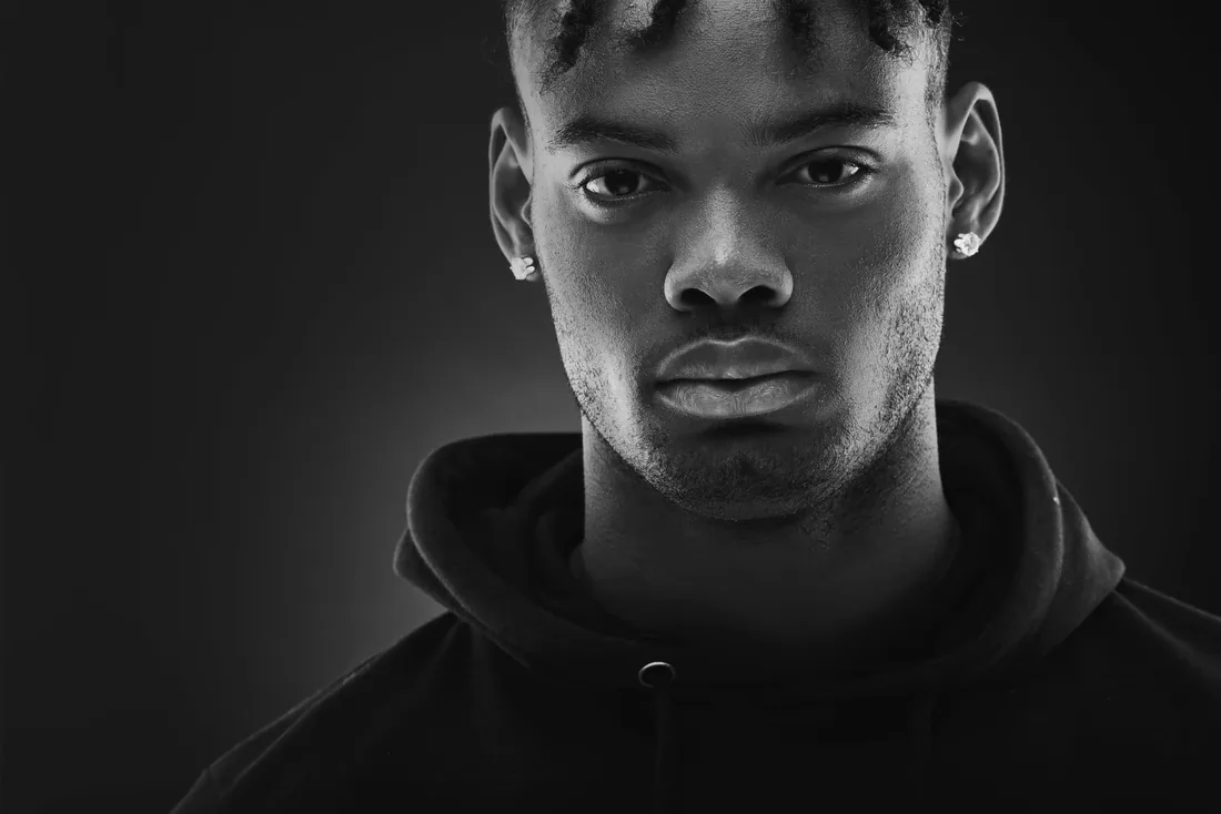 Portrait homme N&B, regard franc