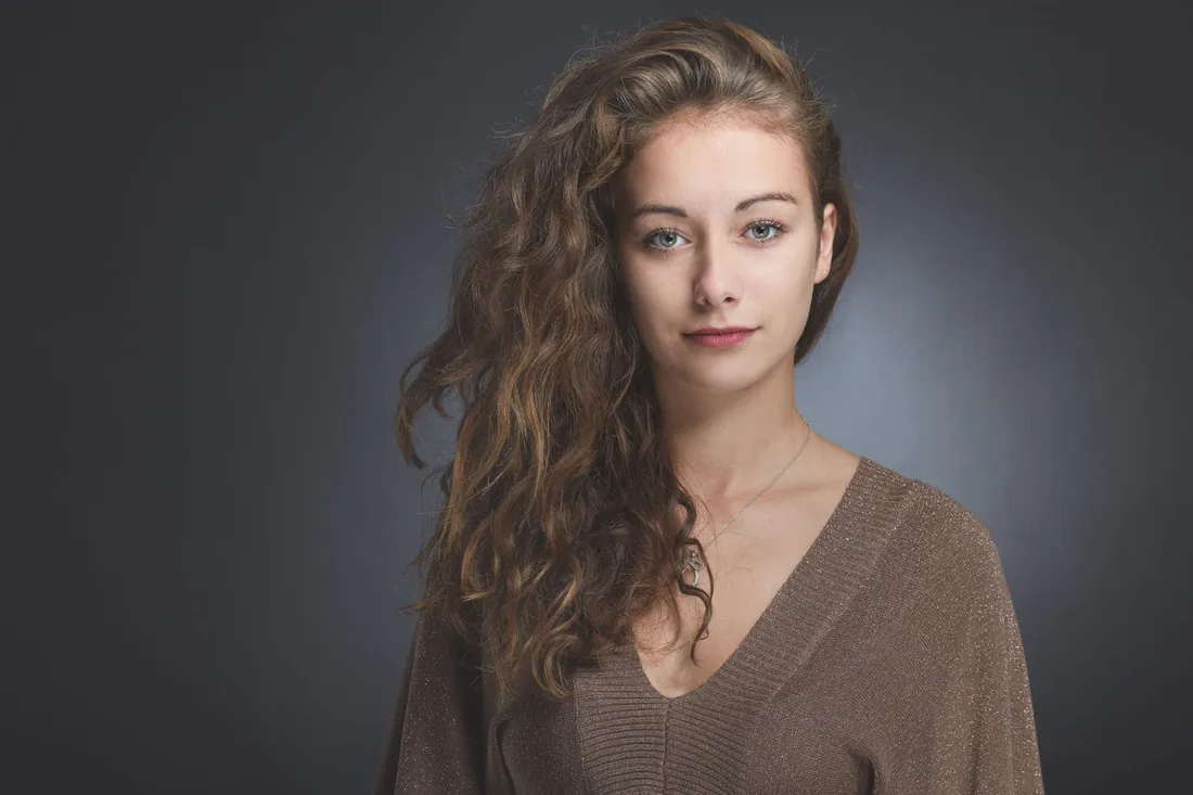 Portrait blonde, pull marron