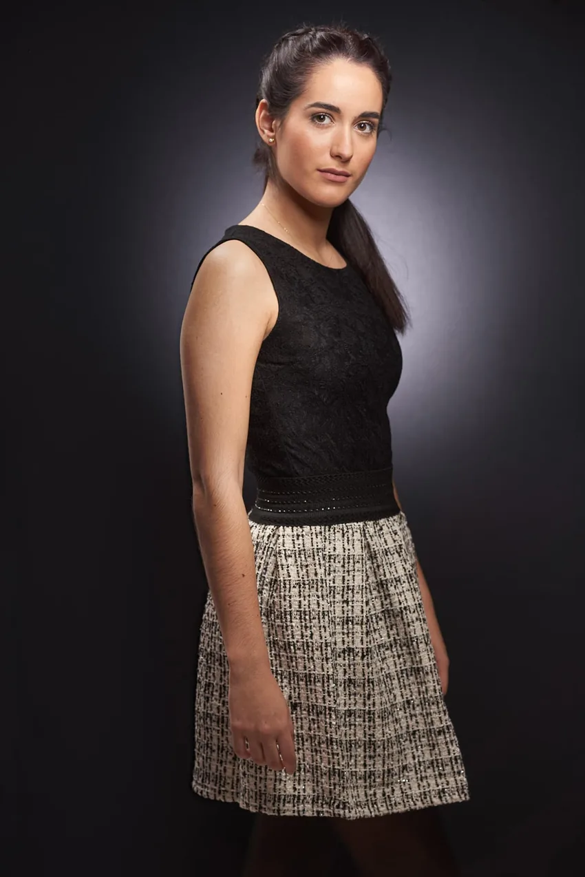 Portrait brune, dentelle et tweed