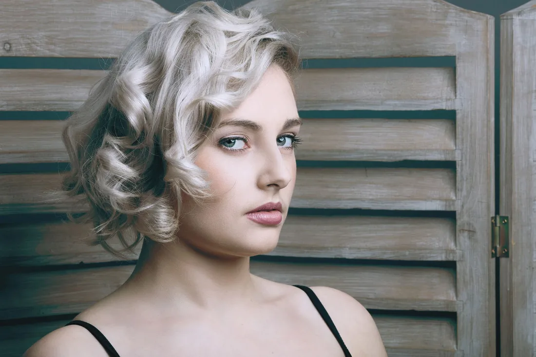 Portrait blonde, decor studio