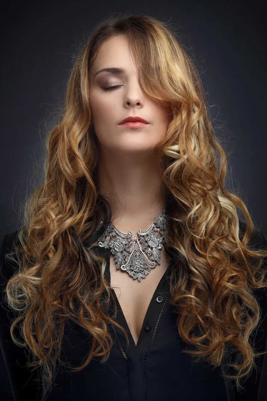 Portrait blonde bouclée, douceur
