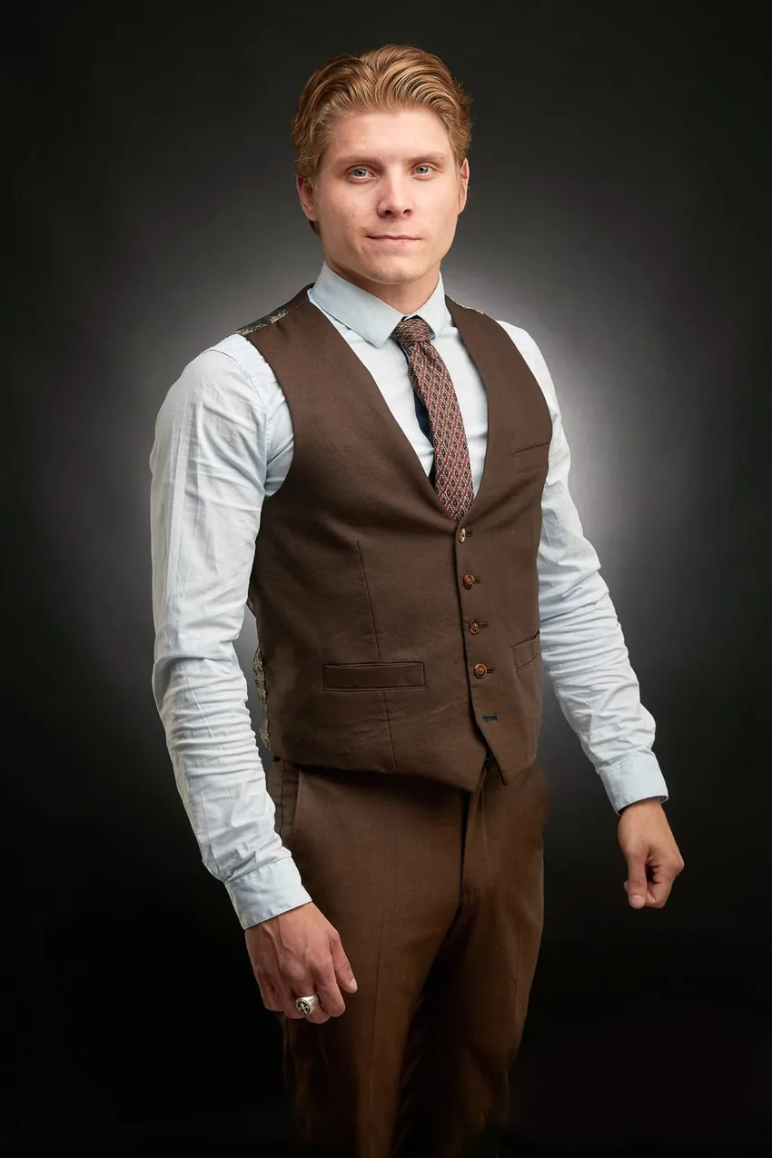 Portrait homme, gilet et cravate