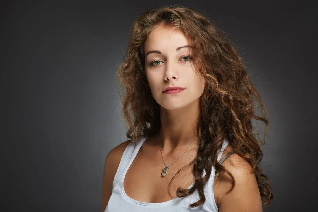 Portrait brune, fond studio gris