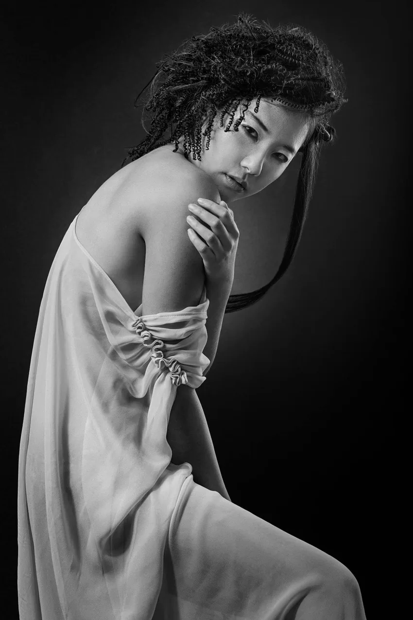 Portrait mode N&B, robe satin