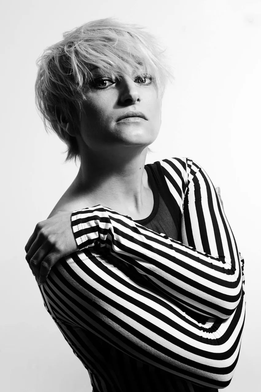 Portrait femme N&B, coupe courte