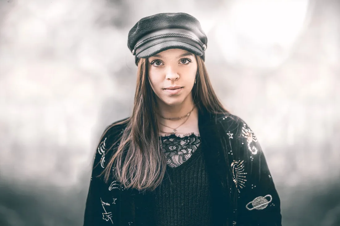 Portrait brune, veste brodée