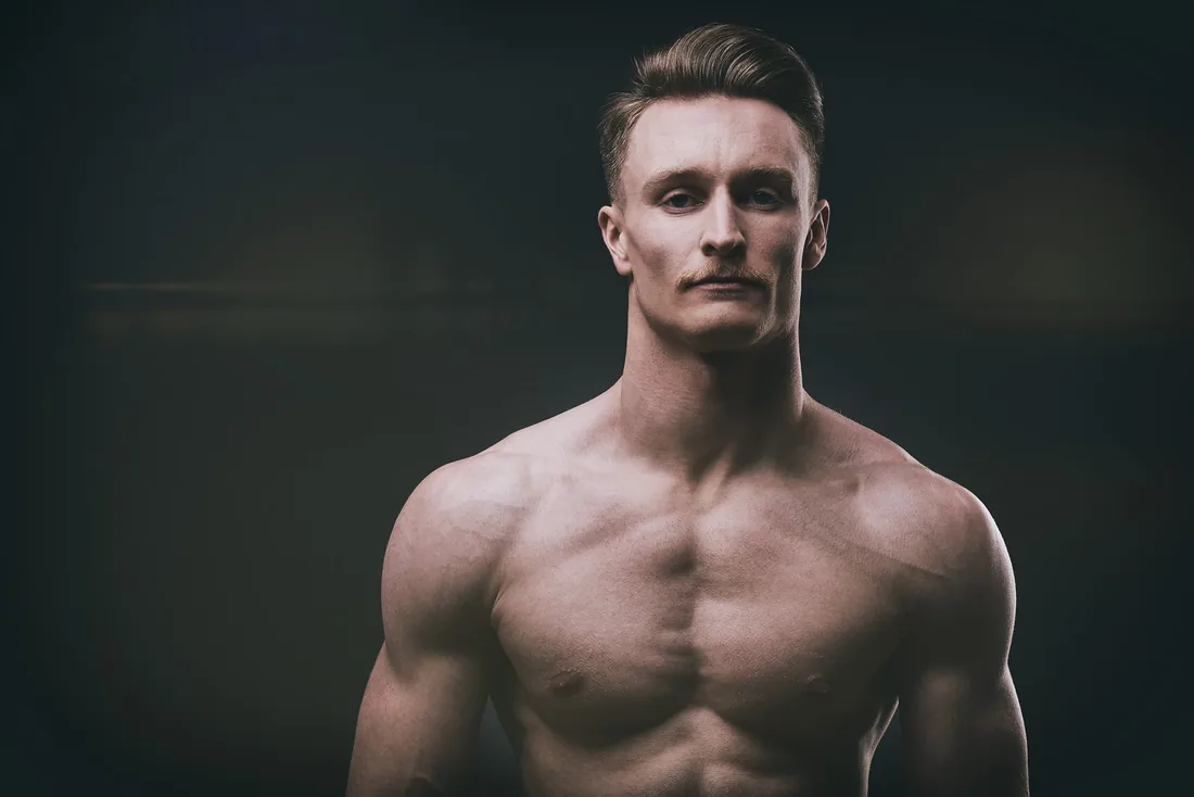 Portrait masculin, torse nu