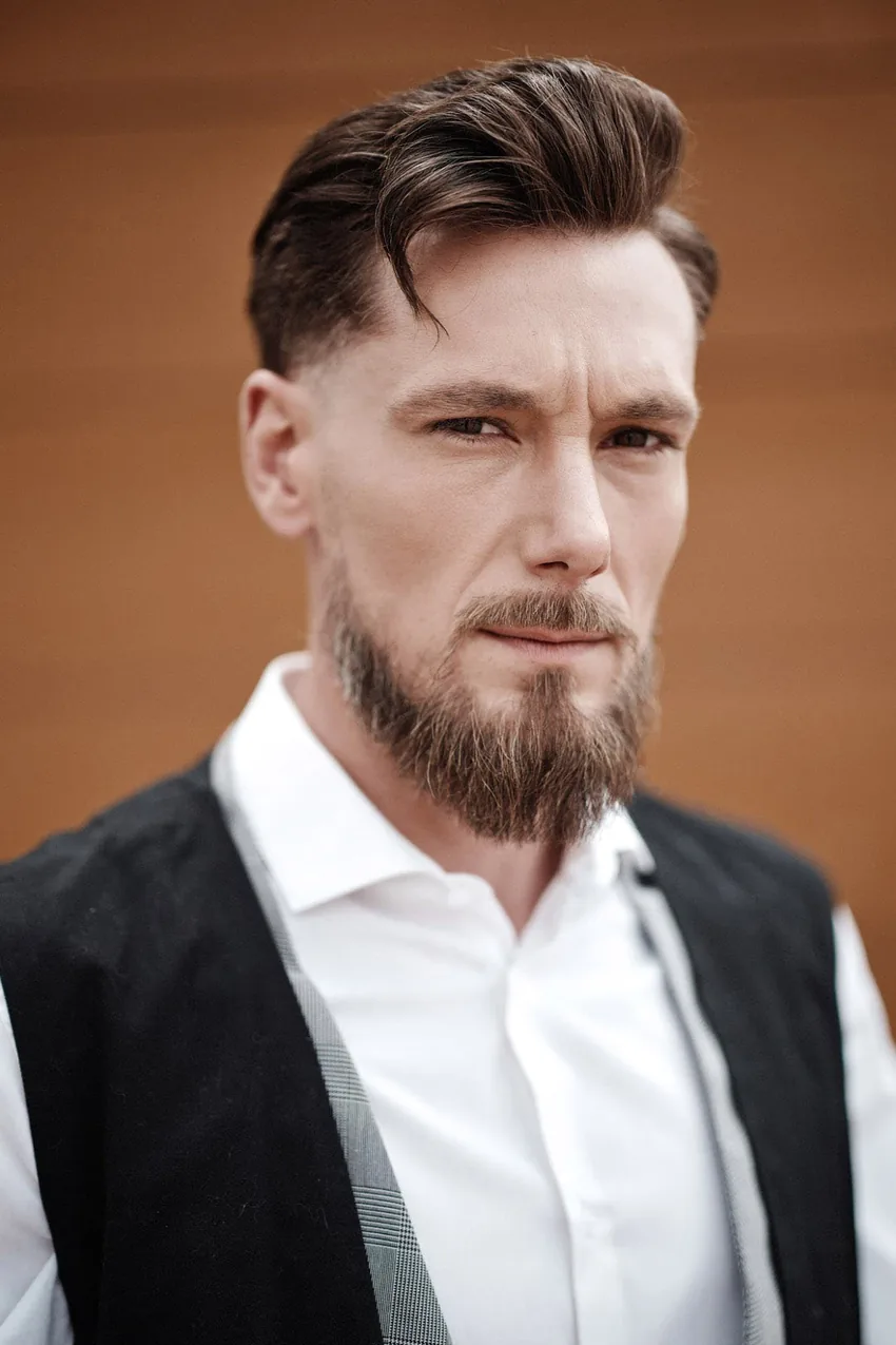 Portrait masculin, fond chaleureux