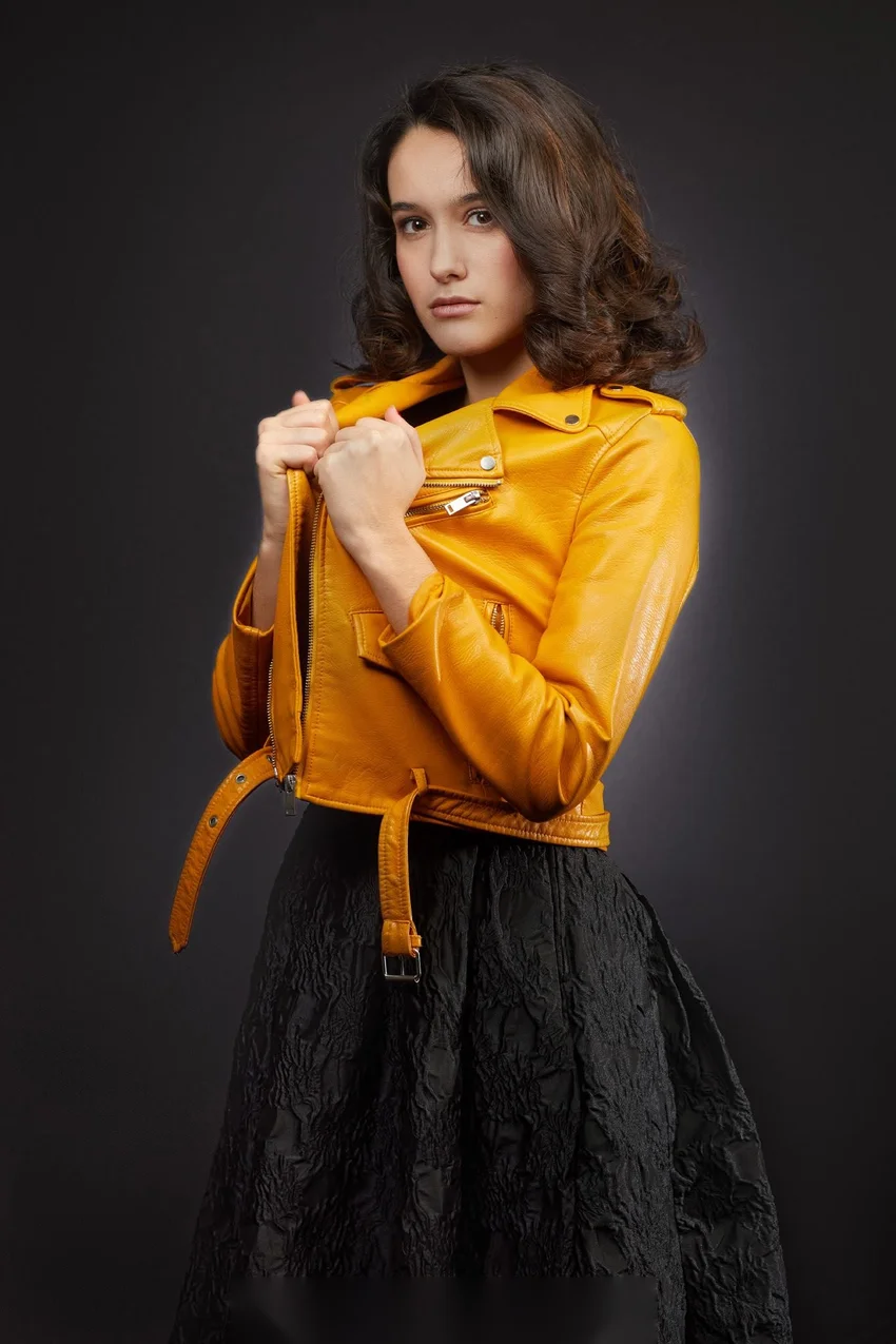 Portrait brune, blouson jaune