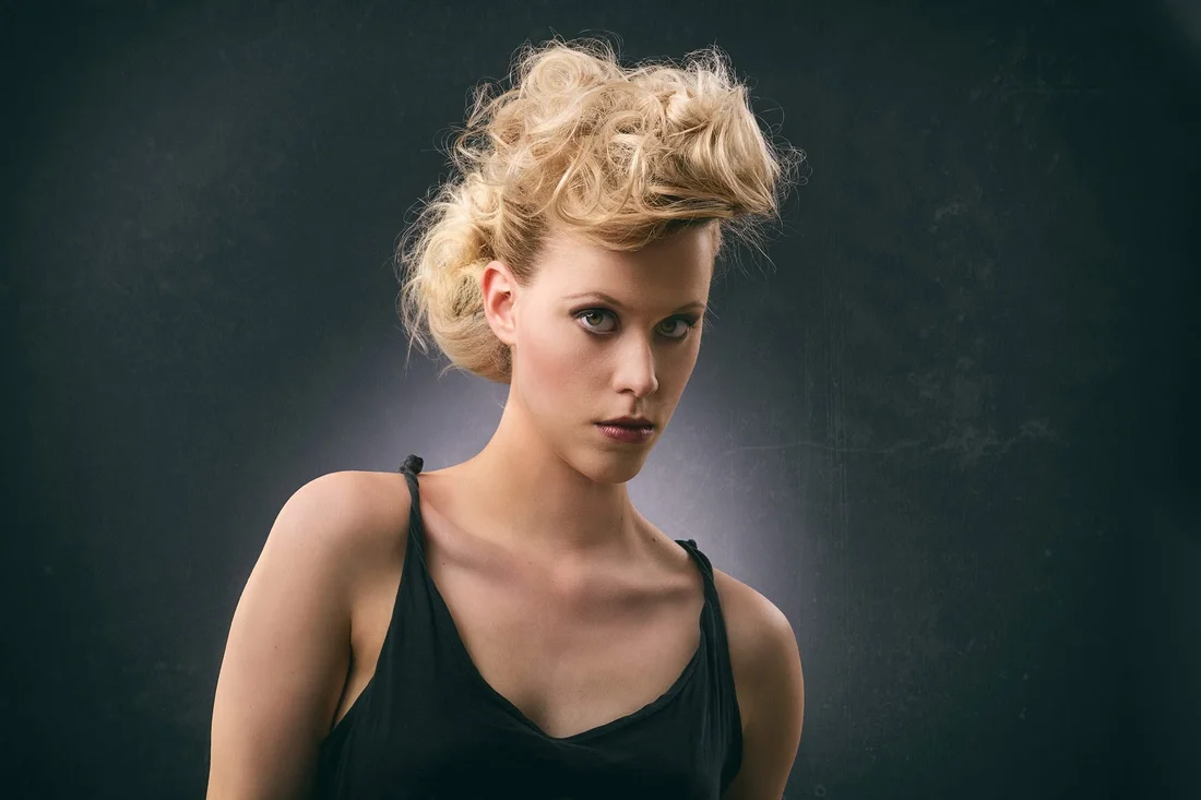 Portrait blonde, coiffure sculptée